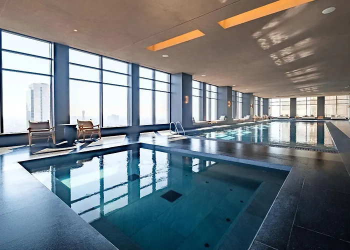 Luxury - Pool - Revolution Monument View